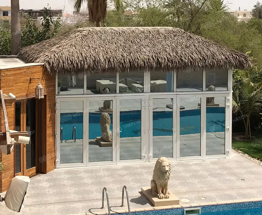 Cabaña con piscina y patio - Casa con techo de palma sintética