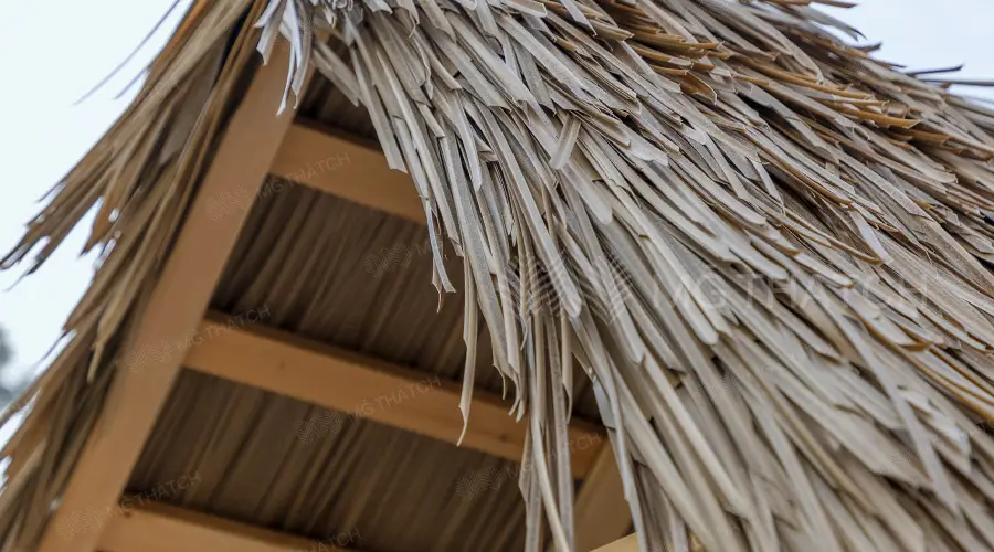 Paja artificial resistente al agua